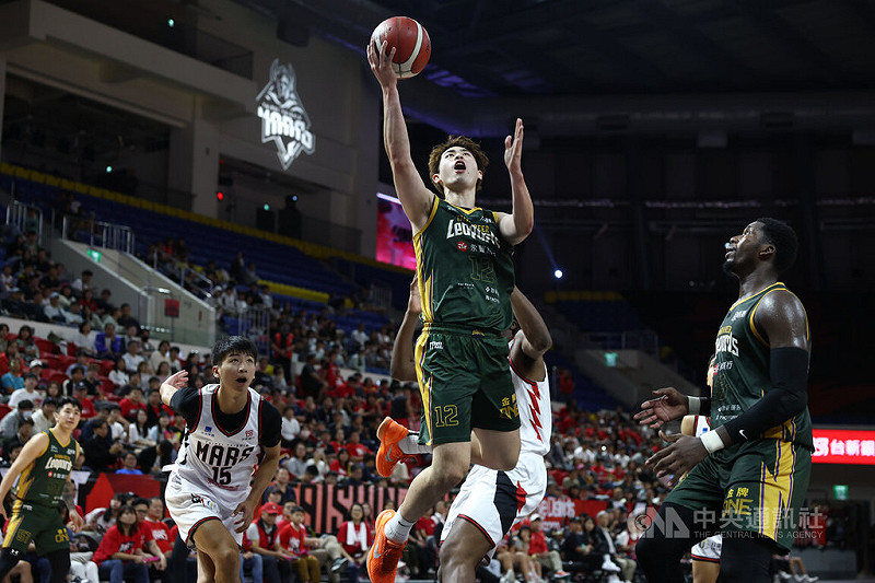 台灣職業籃球大聯盟（TPBL）例行賽持續展開，桃園台啤永豐雲豹隊16日客場交手台北台新戰神隊，雲豹陣中林信寬（持球者）飛身上籃取分，最終全場攻下14分、助隊獲勝。中央社記者王騰毅攝　114年11月16日   