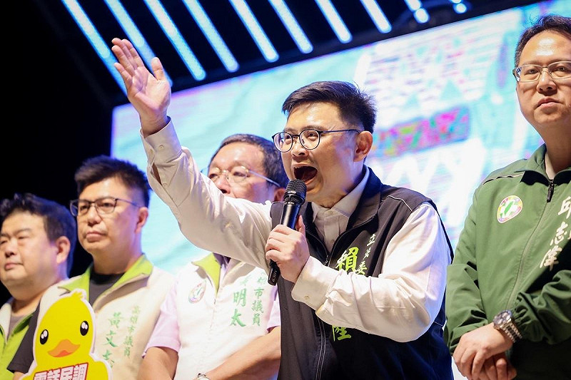 賴瑞隆(右二)強調，團結才能成就高雄、團結才能延續光榮，他將以實績與願景凝聚眾人成最大公約數，與高雄隊攜手打造更好的家園。   圖：賴瑞隆辦公室/提供