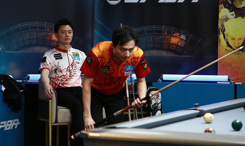 撞球好手柯秉中（前）16日在2025 CTPBA職業撞球巡迴賽第4站的冠軍戰與哥哥柯秉逸（後）再度交手，最終由柯秉中拿下冠軍。（CTPBA提供）中央社記者黎建忠傳真　114年11月16日   