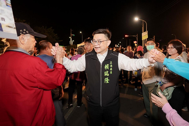 賴瑞隆(中)岡山舉辦政策說明會，進場時受到群眾熱烈歡迎。   圖：賴瑞隆辦公室/提供
