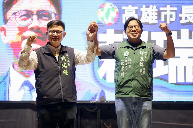 市議員參選人蔡秉璁(右)表示賴瑞隆(左)當市長會用最認真的態度推動每項市政。   圖：賴瑞隆辦公室/提供
