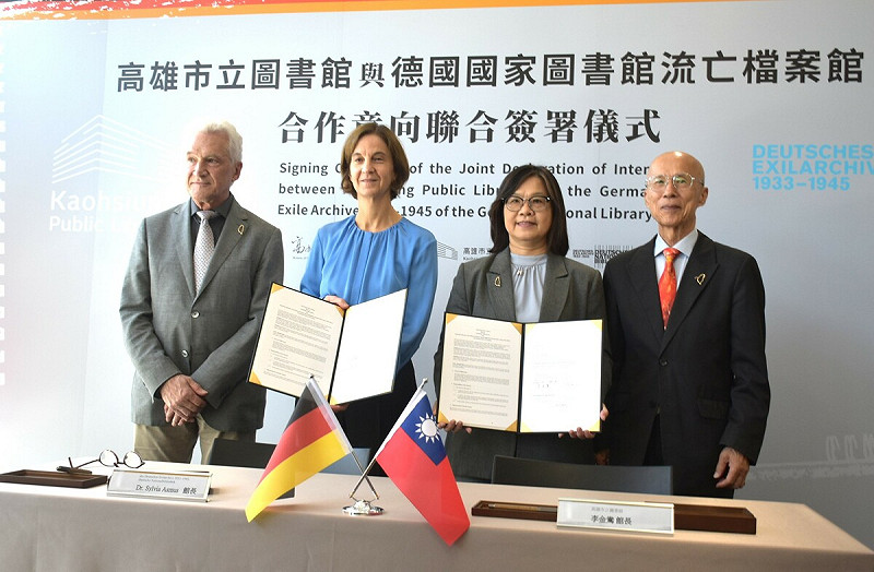 高雄市立圖書館與德國國家圖書館流亡檔案館（Deutsches Exilarchiv 1933–1945）正式簽署合作協議，由館長李金鴦（右二）與館長 Sylvia Asmus（左二）在前德國駐日大使 Volker Stanzel（左一）與前台灣駐法大使呂慶龍（右一）見證下完成簽署，為台德文化交流寫下新頁。   圖：高市圖提供