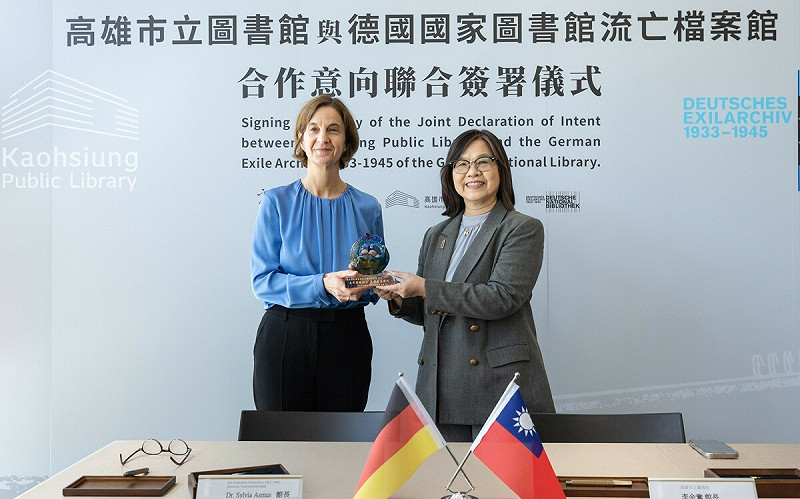 高市圖館長李金鴦（右）與德國國家圖書館流亡檔案館館長Dr. Sylvia Asmus（左）共同簽署MOU合作協議。   圖：高市圖提供