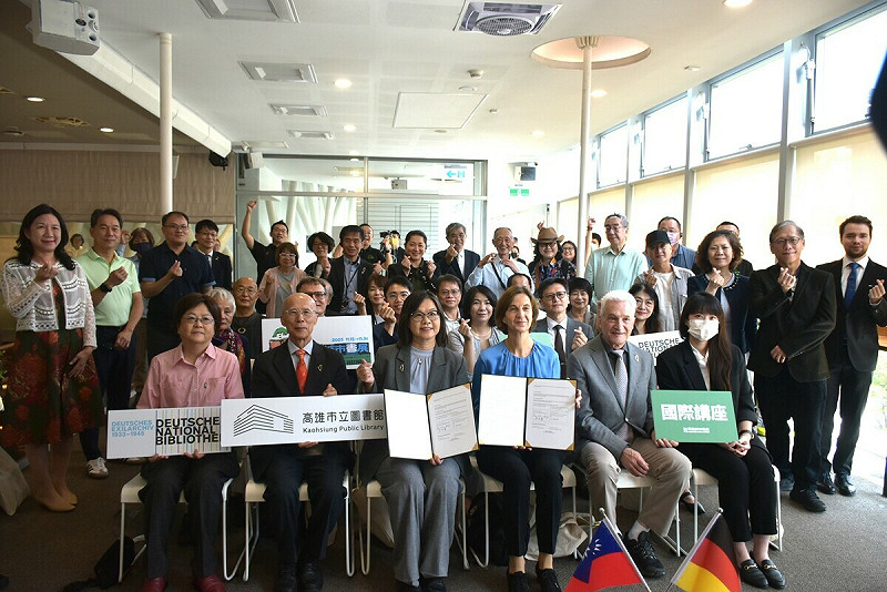 簽署儀式後，與會貴賓共同合影，包括呂慶龍等人到場見證台德文化合作升級，現場氣氛熱烈。   圖：高市圖提供
