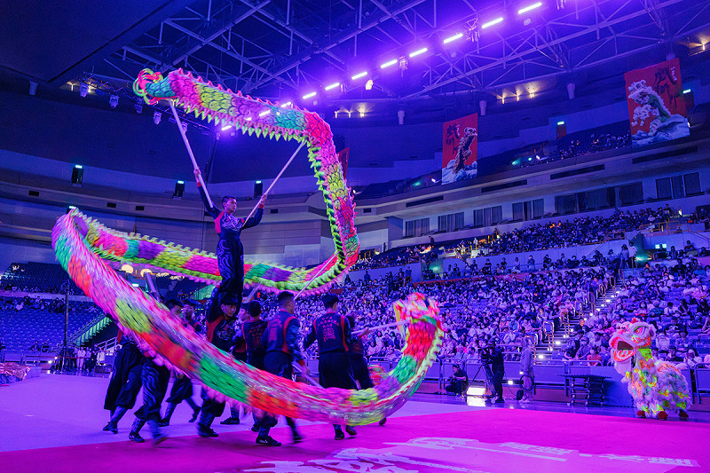第二日高雄巨蛋體育館賽事，中場由王功兩廣國術龍獅戰鼓團演出「夜光龍獅秀」。   圖：高雄市立歷史博物館/提供
