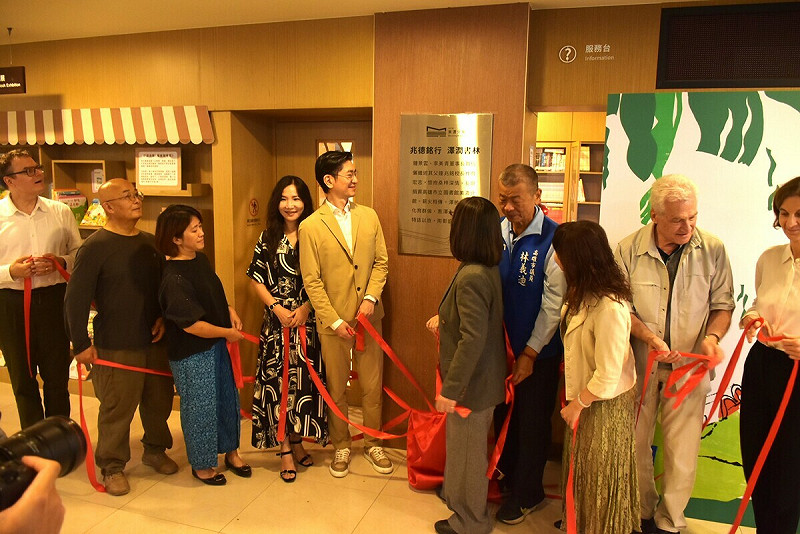 感恩揭牌儀式共同揭開「兆德銘行，澤潤書林」匾額，致敬鍾兆銘校長。   圖：孫家銘攝