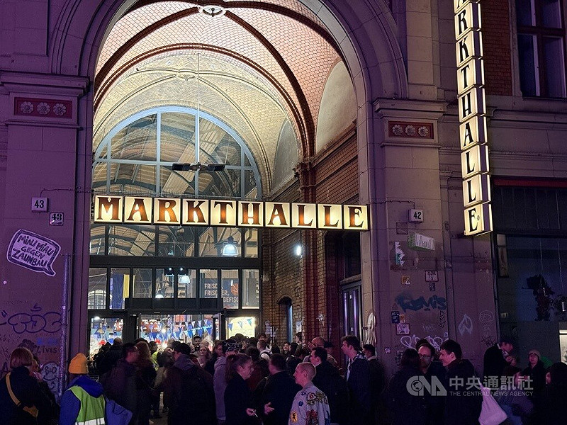 柏林九號市場在舉辦台灣夜市當天湧現大量人潮，這座建於19世紀工業革命時期歷史建築，是柏林最具代表性的傳統市場。中央社記者林尚縈柏林攝　114年11月17日   圖：中央社提供