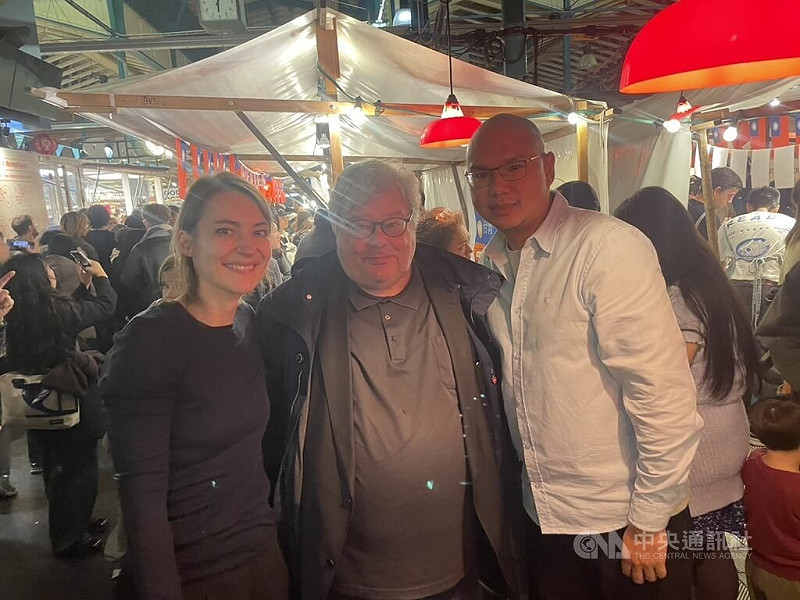 自由週主辦單位斯普林格自由基金會專案經理席普曼（Antje Schippmann）（左）、德台民間論壇主席包瑞翰（Reinhard Bütikofer）（中）與駐德代表處人權專員戴溥序（右）在柏林九號市場合影。3人是推動與執行自由週台灣夜市的重要幕後推手。中央社記者林尚縈柏林攝　114年11月17日   