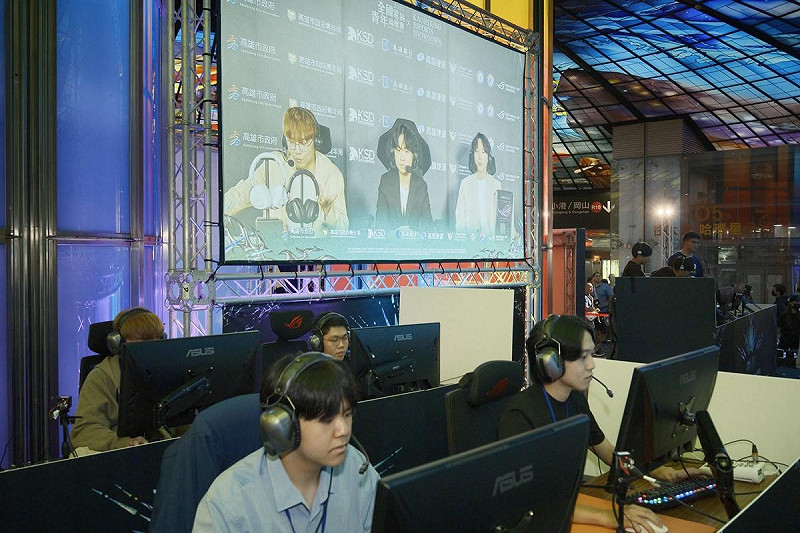 青年局電競人才培育計畫今年開設「主播賽評課程」，表現優秀的學員與專業賽評聯手播報決賽實況。   圖：高雄市青年局/提供