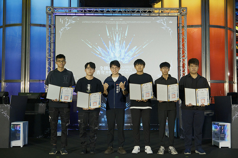 林楷軒(左三)頒發實習證書，肯定參與賽事協助的實習生，鼓勵持續投入電競產業發展。   圖：高雄市青年局/提供