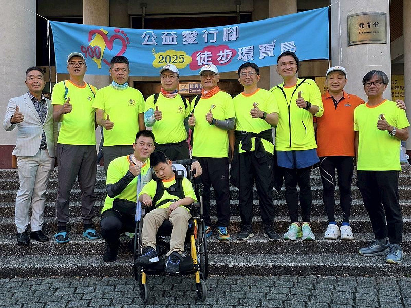 中山大學EMBA「公益愛行腳」徒步環島活動，今年有7位勇士參與，「用雙腳走路、用行動支持公益」。   圖：中山大學EMBA/提供