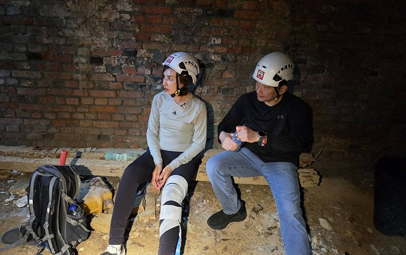 邱議瑩(左)與李永得(右)難得同框，扮演「受傷情侶」。   圖：受訓隊員提供