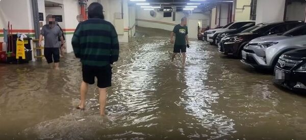 蘇澳煙波飯店淹水，超過30輛車慘遭滅頂。   圖：翻攝畫面
