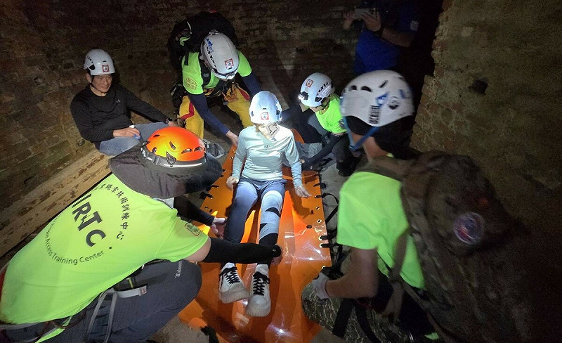邱議瑩(中)配合救援人員的演練。   圖：受訓隊員提供