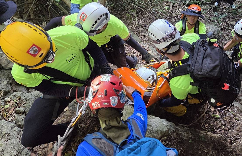 救援人員演練護送傷患下山的過程。   圖：受訓隊員提供