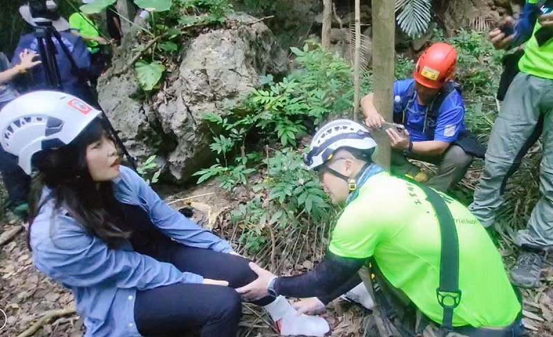 留日的陳美雅(左一)下場扮演「受傷的日本觀光客」，全程以日文與救援人員互動。   圖：受訓隊員提供