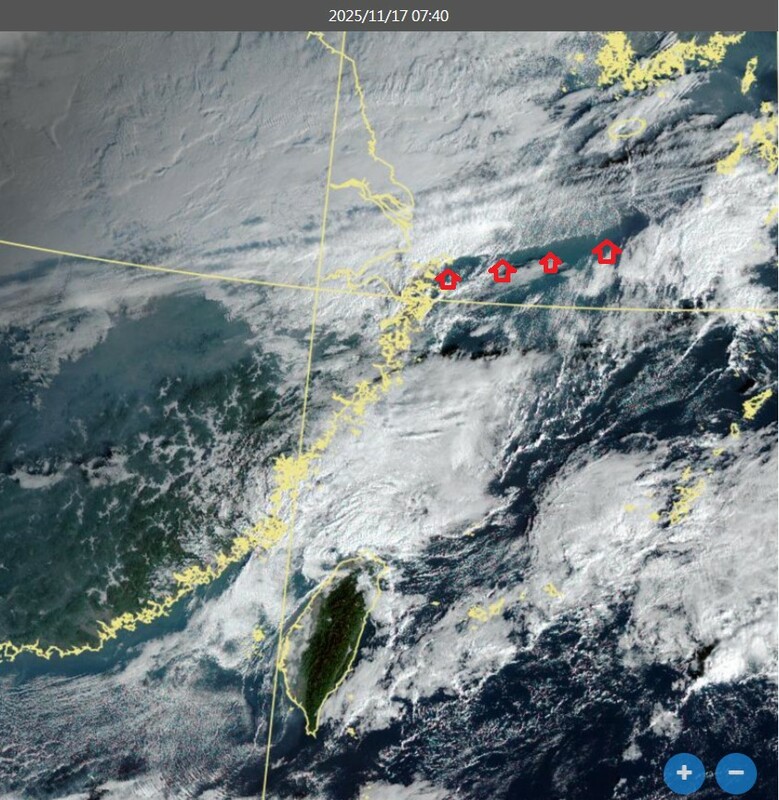 今(17)天開始入秋最強東北季風報到，衛星雲圖也出現強冷空氣南下時會有「雲街」。   圖：取自鄭明典臉書