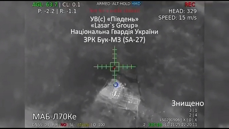 前線烏軍部隊也持續透過無人機投擲炸彈的方式，炸毀俄軍的重要軍事設備。   圖：擷取自 @NOELreports X 分享影片