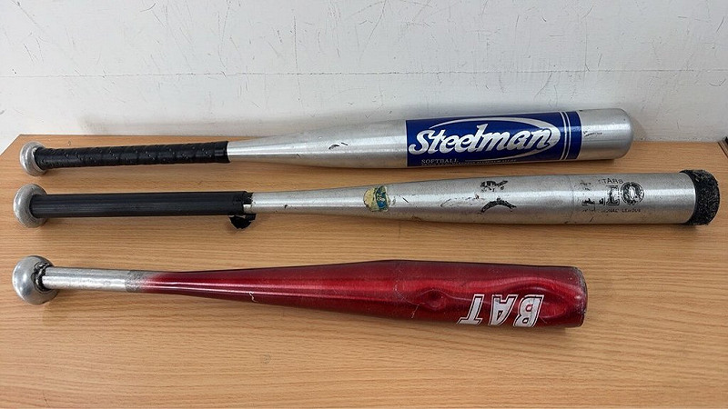 台中市西屯區17日凌晨發生聚眾鬥毆案，警方據報出動多名員警到場，逮獲5名嫌疑人，將遭棍棒毆傷的民眾送醫，並查獲打人的棍棒。（民眾提供）中央社記者郝雪卿傳真  114年11月17日   