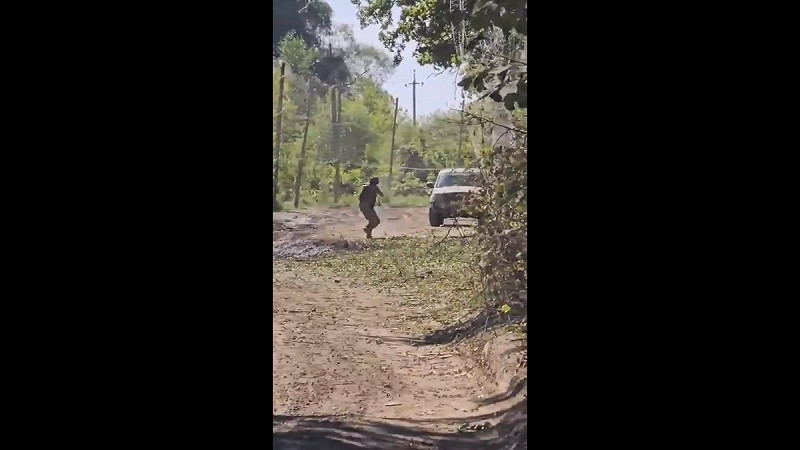 俄軍近期加強對紅軍城地區的攻勢，當地烏軍部隊傾盡全力進行抵禦。圖為與俄軍無人機對抗的烏軍士兵。   圖：擷取自 @Tatou_Ania X 分享影片