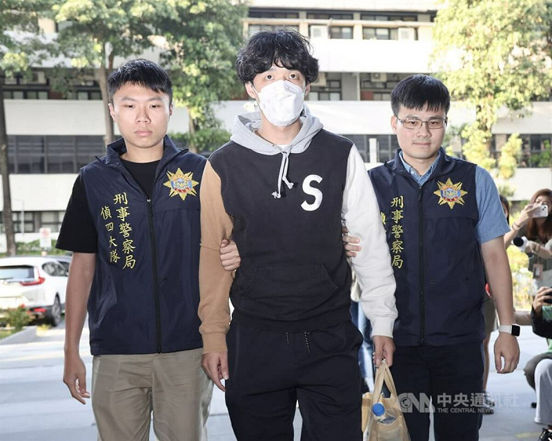 前SBL裕隆納智捷球員吳季穎（中）遭爆涉嫌打假球，圖為去年10月18日士林地檢署傳喚吳季穎到案說明。（中央社檔案照片）   