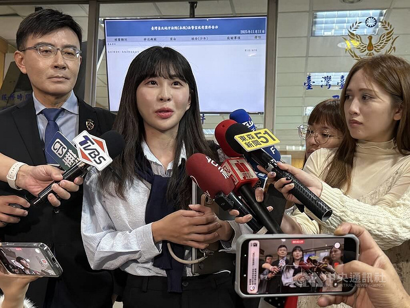 網紅「仙塔律師」李姓、趙姓與蔡姓律師被控勾結靈骨塔詐騙集團，遭檢方依洩密等罪起訴。台北地檢署認為3名律師違反律師倫理規範情節重大，17日依律師法將3人移送律師懲戒委員會。圖為仙塔律師李女11日受訪。中央社記者林長順攝　114年11月17日   