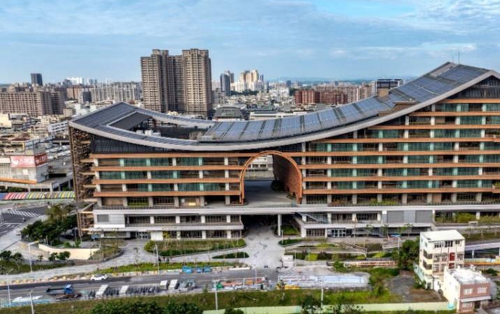 鳳山車站(空中鳳城)的興建、營運及招商，全權由「國營台鐵公司」主導及負責，高市府扮演的角色是「基礎建設的協助者」，並已善盡職責、排除困難。   圖：翻攝高雄旅遊網