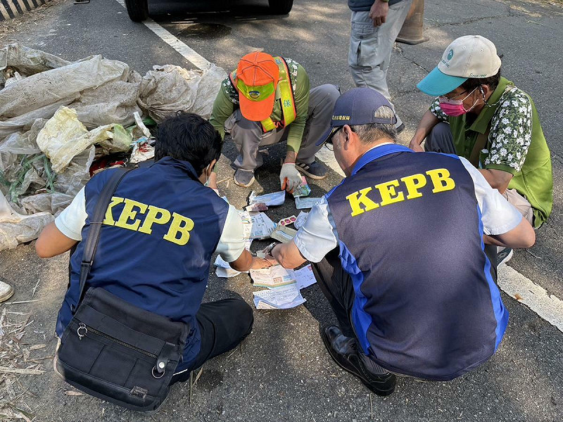 現場破袋檢查廢棄物來源。   圖：高雄市環保局/提供