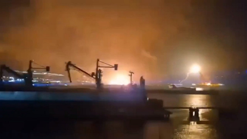 烏軍近期針對俄羅斯的新羅西斯克市發起打擊，並摧毀位於該市的石油碼頭。   圖：擷取自 @nexta_tv X 分享影片