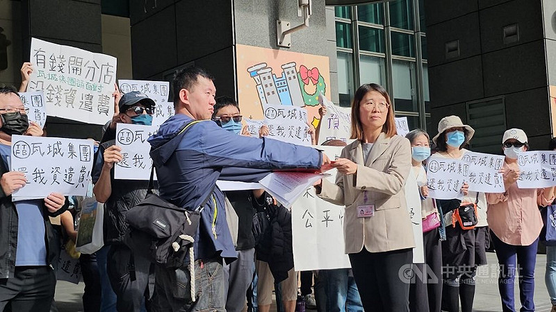 瓦城泰統集團位於中和的工廠將搬遷中壢，多名員工質疑距離過遠且資遣費審查標準未公開透明，17日到新北市政府陳情，勞工局代理科長蕭慧敏（前右）接下陳情書。中央社記者王鴻國攝　114年11月17日   