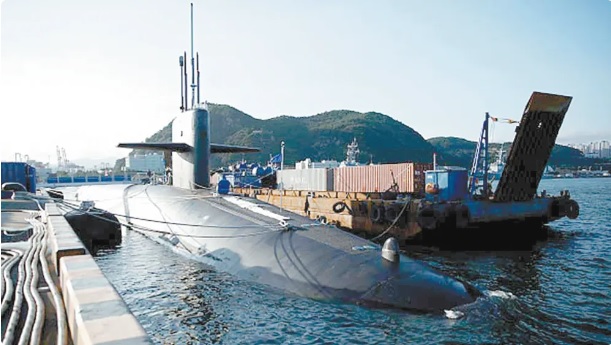 近期有日本媒體爆料稱，日本首相高市早苗正在考慮修改「安保三文件」與「非核三原則」，開放美軍在日本國內部署核武器，以強化駐日美軍的核威懾能力。圖為 2023 年 7 月停靠在南韓港口的美軍戰略核潛艦。   圖：翻攝自 觀察者網