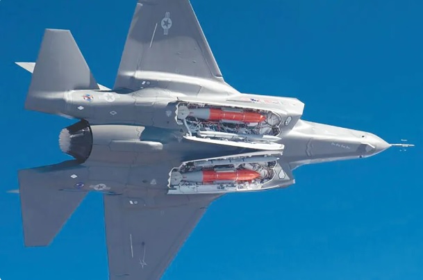 有外媒分析認為，日本很可能仿照北約的「核共享」模式，讓攜帶核武的美軍 F-35 戰機進駐駐日美軍基地。圖為攜帶兩枚 B61-12 核炸彈的美軍 F-35A 戰機。   圖：翻攝自 觀察者網