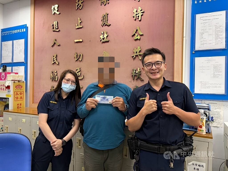 謝姓男子（中）日前騎車時沒將隨身包拉鍊拉好，新台幣1萬5000元薪資散落馬路。台北市羅斯福路派出所員警巡邏發現滿地現鈔，下車查看清點，隨即發現謝男騎車四處張望，經確認為失主後物歸原主，謝男頻向警方致謝。（翻攝照片）中央社記者黃麗芸傳真　114年11月17日   