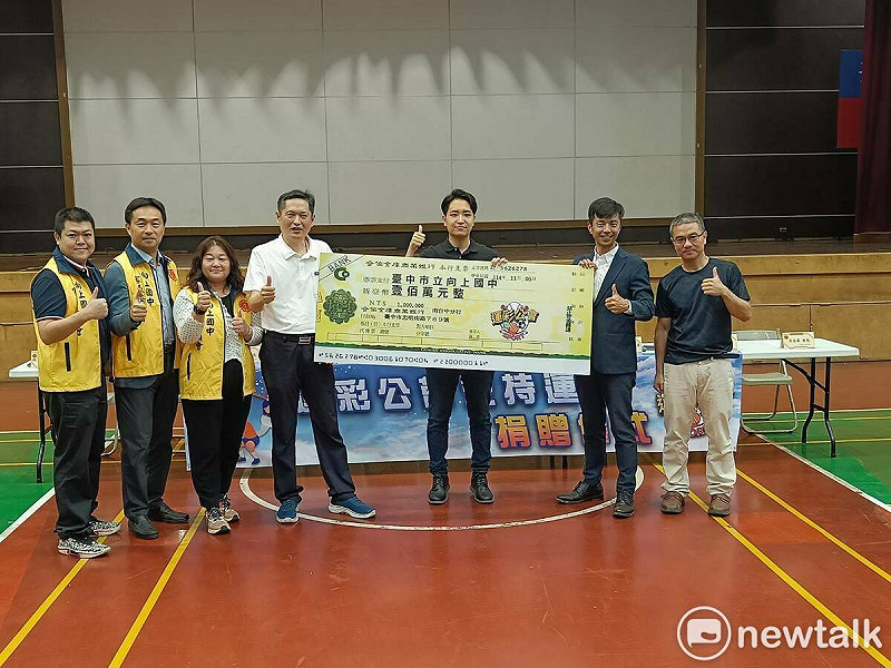 立委羅廷瑋及運彩公會理事長何昱奇邀請企業捐贈向上國中第一年100萬元、第二及第三年各50萬元。   圖：唐復年/攝