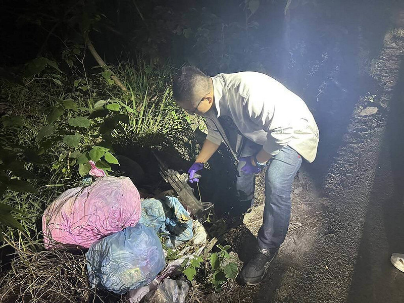 嘉義地檢署偵辦羅姓男子涉犯槍砲彈藥刀械管制條例案件，警方16日凌晨在產業道路扣得槍枝等物（圖），同日晚間檢方向法院聲押獲准，但羅男突昏倒地檢署拘留室，送醫仍不治，初判為氰化物中毒，19日將安排解剖，確認死因。（檢方提供）　中央社記者姜宜菁傳真　114年11月17日   