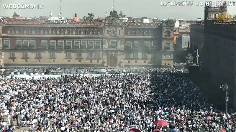 由於不滿當局放任放毒集團並導致積極緝毒官員被暗殺，許多墨西哥民眾前往總統府外進行抗議，並與防暴警察展開對峙。   圖：擷取自 @nexta_tv X 分享影片