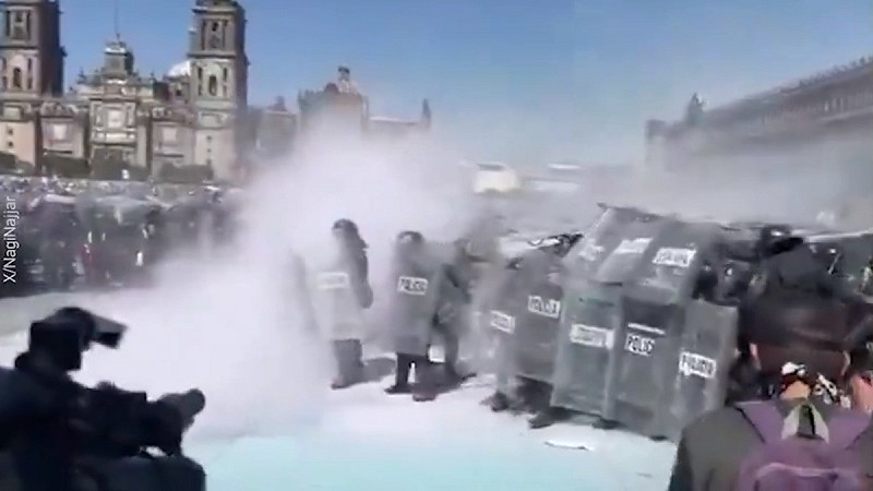 雖然防暴警察持續使用盾牌對抗試圖衝入總統府的民眾，但仍有消息稱，數千位民眾成功突破封鎖，衝入總統府內。   圖：擷取自 @nexta_tv X 分享影片