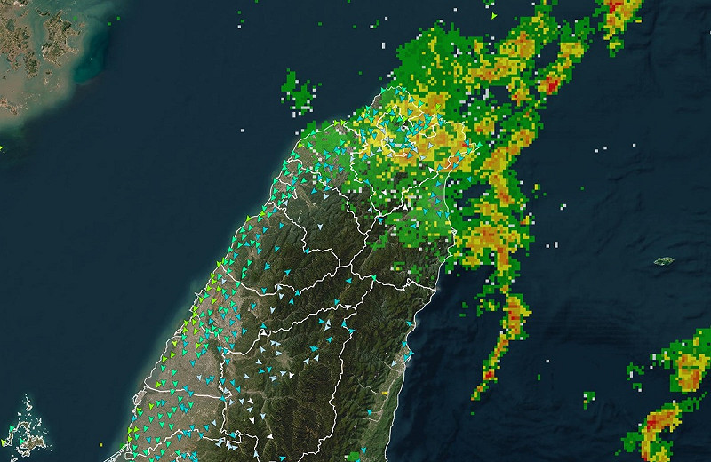 入秋最強東北季風今(17)日南下，北台灣開始降溫，水氣相當豐沛，越晚越濕冷。   圖：取自台灣颱風論壇