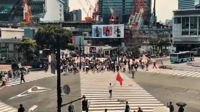 有網友認為，近期中國民眾出國旅遊時做出的「違反禮儀」行動，可能是導致中國人成為世界各國「不受歡迎對象」的關鍵。圖為手舉中國國旗在澀谷街頭揮舞的中國民眾。   圖：擷取自 @CaoChangqing X 分享影片