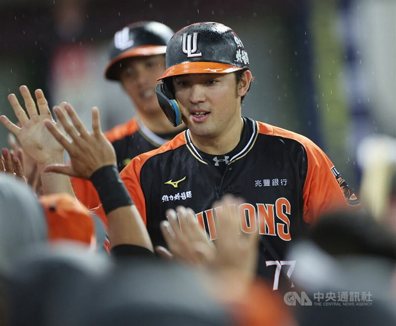 中職統一7-ELEVEn獅隊外野手林安可（前）將與日職埼玉西武獅隊討論加盟事宜。（中央社檔案照片）   