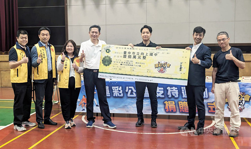 台灣運彩公會理事長何昱奇（左4）將普發現金捐出做公益，並號召公會會員、經銷商一起響應，共捐贈新台幣200萬元給台中市向上國中，推動基層運動發展，贊助合作簽署儀式17日舉行。中央社記者趙麗妍攝　114年11月17日   