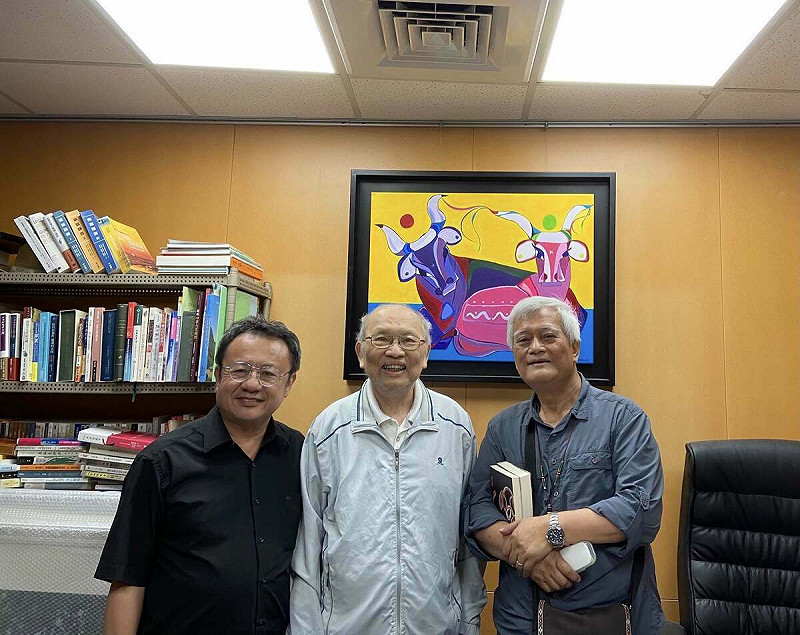 醫師作家陳耀昌（中）17日病逝。左為本文作者賴坤成，右為前原民會主委、總統府資政孫大川。   圖：翻攝「臉書」賴坤成