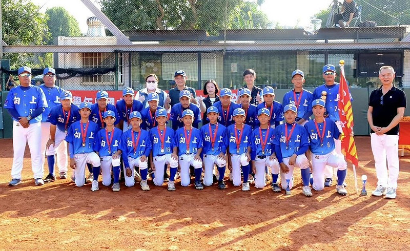 114學年度國中棒球聯賽（軟式組）17日冠軍戰為「台中內戰」，向上國中以2比1力克中山國中，抱回國中軟式棒球聯賽隊史首座冠軍。（中華民國學生棒球運動聯盟提供）中央社記者謝靜雯傳真　114年11月17日   