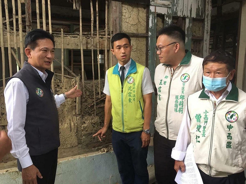 林俊憲指出，木造建築群建於 1906 年，是日治時期的台南監獄職員宿舍區，也是全台少見的大型木造建築群。為保留其歷史紋理，修復工程秉持「舊構件保留最大化」原則，採用傳統工法並取用年代相符的木料、屋瓦和玻璃替換復原，兼顧結構安全與歷史原貌。   圖：林俊憲服務處提供