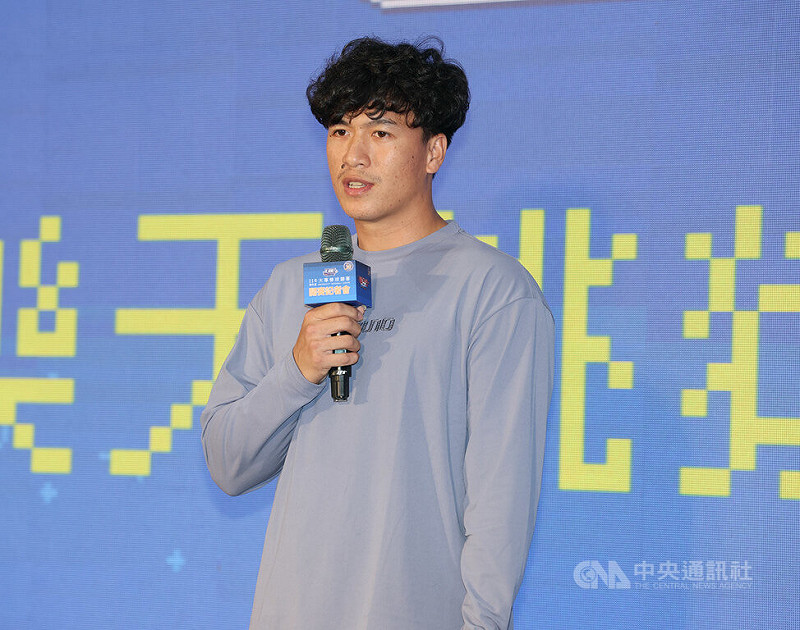 114學年度大專棒球聯賽（UBL）邁入第30屆，本屆公開一級賽事將於25日開打，中華職棒樂天桃猿野手林立（圖）17日應邀出席開賽記者會分享經驗，也鼓勵現場學弟們勇於面對挫折與挑戰。中央社記者謝佳璋攝　114年11月17日   