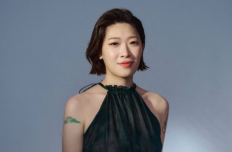 出身高雄六龜的邱淑蟬將以溫柔客語歌聲，唱響高雄跨年夜溫暖時刻。   圖：年代/提供