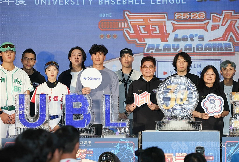 114學年度UBL大專棒球聯賽開賽記者會17日下午在運動部舉行，運動部次長洪志昌（右4）、大專體總會長王淑音（右2）等人出席合影。中央社記者謝佳璋攝  114年11月17日   