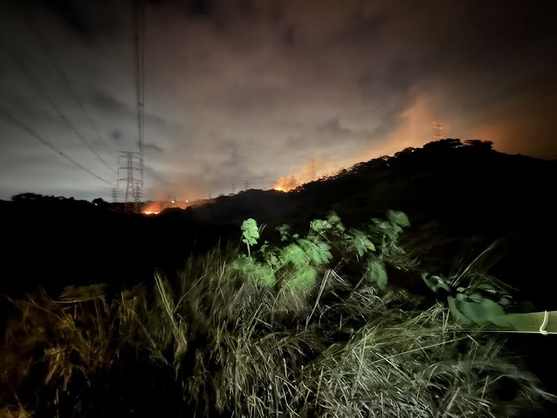 台中市龍井區國道3號南下185公里處東側山坡17日傍晚發生火警，因火勢猛烈，遠處即可看到山頭竄出火光；消防表示，現場為雜草起火燃燒，火勢已控制，無人員受傷，燃燒面積評估中。（民眾提供）中央社記者趙麗妍傳真　114年11月17日   