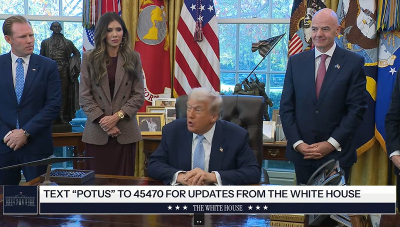 川普17日在白宮受訪時再度提到台灣對晶片產業的影響。   圖：翻攝白宮YouTube