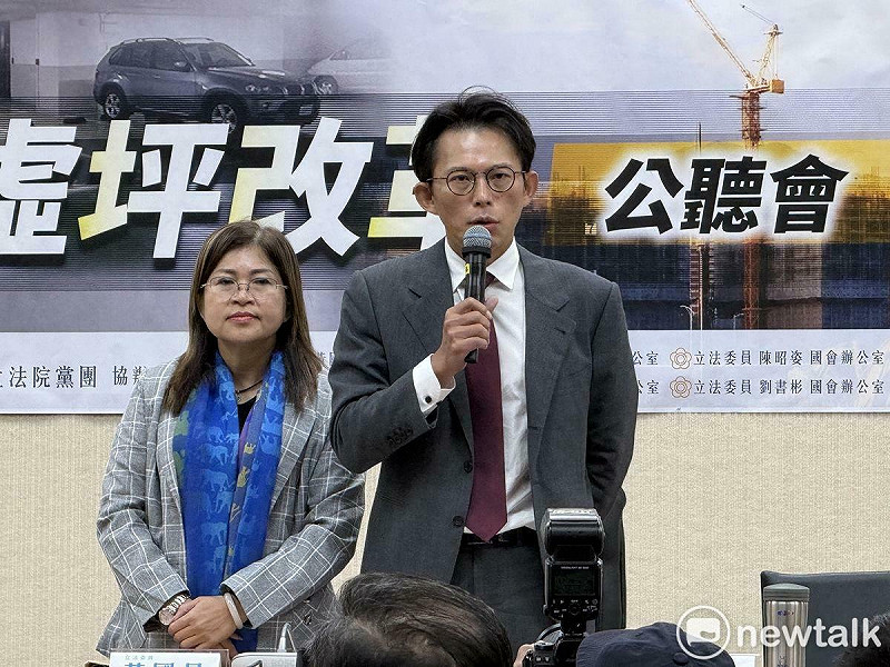 民眾黨主席兼黨團總召黃國昌（右）、立委麥玉珍（左）。   圖：周煊惠 / 攝